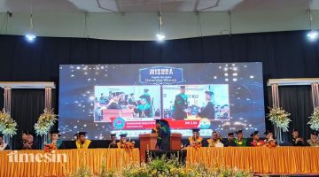 Sebanya 984 wisudawan Universitas Wiraraja mengikuti proses wisuda di Gedung Adi Poday.