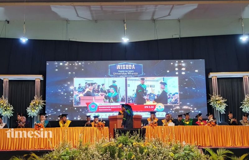 Sebanya 984 wisudawan Universitas Wiraraja mengikuti proses wisuda di Gedung Adi Poday.