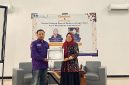 Momen penyerahan piagam kepada pemateri seminar, oleh Ketua BEM Fisip Universitas Wiraraja.