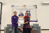 Momen penyerahan piagam kepada pemateri seminar, oleh Ketua BEM Fisip Universitas Wiraraja.