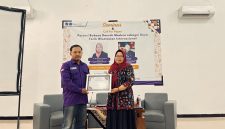 Momen penyerahan piagam kepada pemateri seminar, oleh Ketua BEM Fisip Universitas Wiraraja.