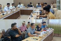 Warga Gladak Anyar,  Kecamatan Pamekasan, saat melakukan audiensi dengan DPRD setempat.