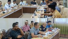 Warga Gladak Anyar,  Kecamatan Pamekasan, saat melakukan audiensi dengan DPRD setempat.