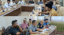 Warga Gladak Anyar,  Kecamatan Pamekasan, saat melakukan audiensi dengan DPRD setempat.