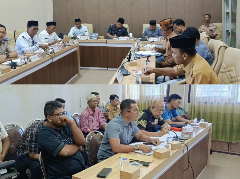 Warga Gladak Anyar,  Kecamatan Pamekasan, saat melakukan audiensi dengan DPRD setempat.