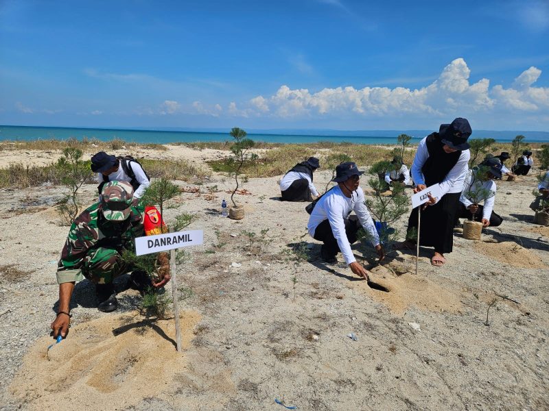Aksi tanam 2.000 Cemara Udang di Pantai Beringin. 