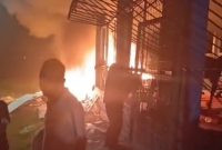 Hasil tangkap layar TikTok @diluartv, yang menggambarkan kondisi pembakaran bangunan di Kagean, Sumenep.