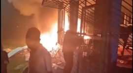 Hasil tangkap layar TikTok @diluartv, yang menggambarkan kondisi pembakaran bangunan di Kagean, Sumenep.