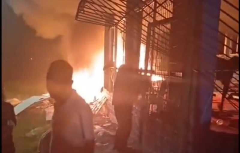 Hasil tangkap layar TikTok @diluartv, yang menggambarkan kondisi pembakaran bangunan di Kagean, Sumenep.