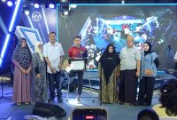 CEO PT Bawang Mas dan Owner BM Billiard & Cafe saat Memberikan Penghargaan kepada atlet Billiard terbaik