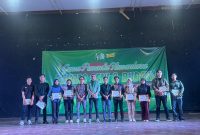 Momen pemberian penghargaan kader berprestasi 2025 HMI Cabang Malang.