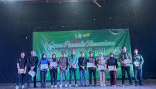 Momen pemberian penghargaan kader berprestasi 2025 HMI Cabang Malang.