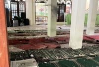 Suasa didalam masjid usai terjadi ledakan. (Foto/X@republikplus62)