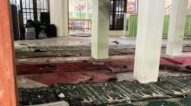 Suasa didalam masjid usai terjadi ledakan. (Foto/X@republikplus62) 