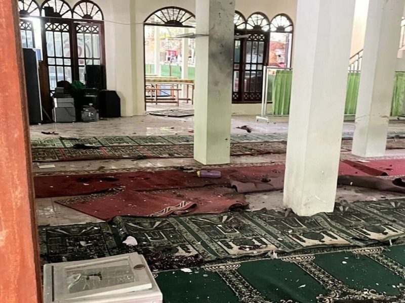 Suasa didalam masjid usai terjadi ledakan. (Foto/X@republikplus62) 