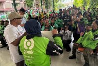 Pemberian sembako untuk Ojek Online dari Aktivis 98 Resolution Network.