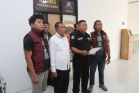 Pelaku diamankan oleh petugas kepolisian