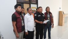 Pelaku diamankan oleh petugas kepolisian