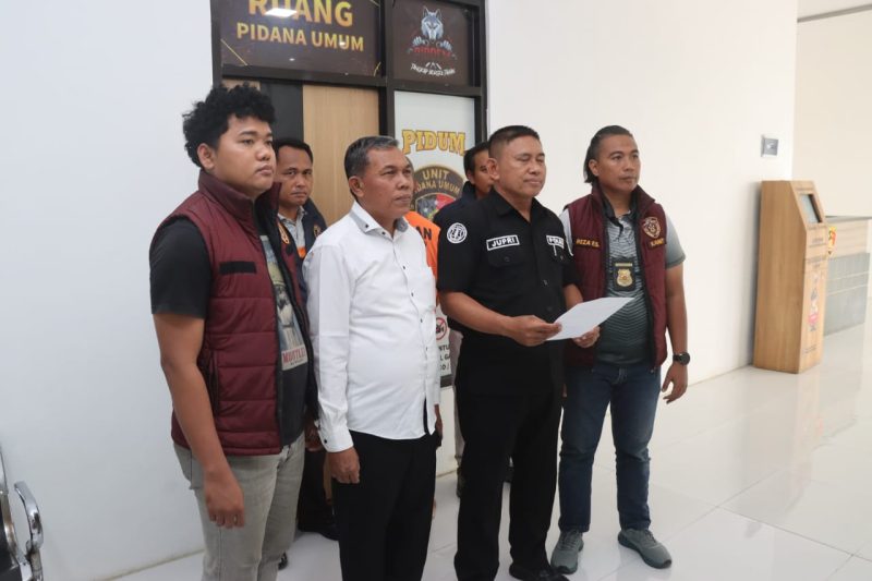 Pelaku diamankan oleh petugas kepolisian