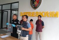 Tersangka saat diamankan oleh Polres Pamekasan