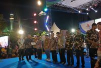 Bupati Pamekasan KH Kholilurrahman saat menyerahkan penghargaan kepada budayawan dan pemenang lomba musik daul 