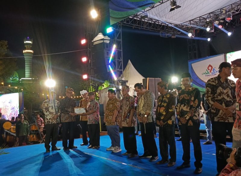 Bupati Pamekasan KH Kholilurrahman saat menyerahkan penghargaan kepada budayawan dan pemenang lomba musik daul 