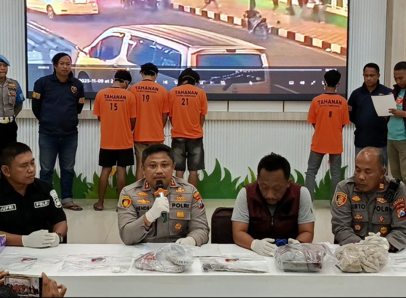 Kapolres Pamekasan pimpin langsung Konpers tentang penganiayaan di depan masjid agung as-syuhada