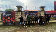 Massa aksi Dear Jatim di depan Mapolres Sumenep.