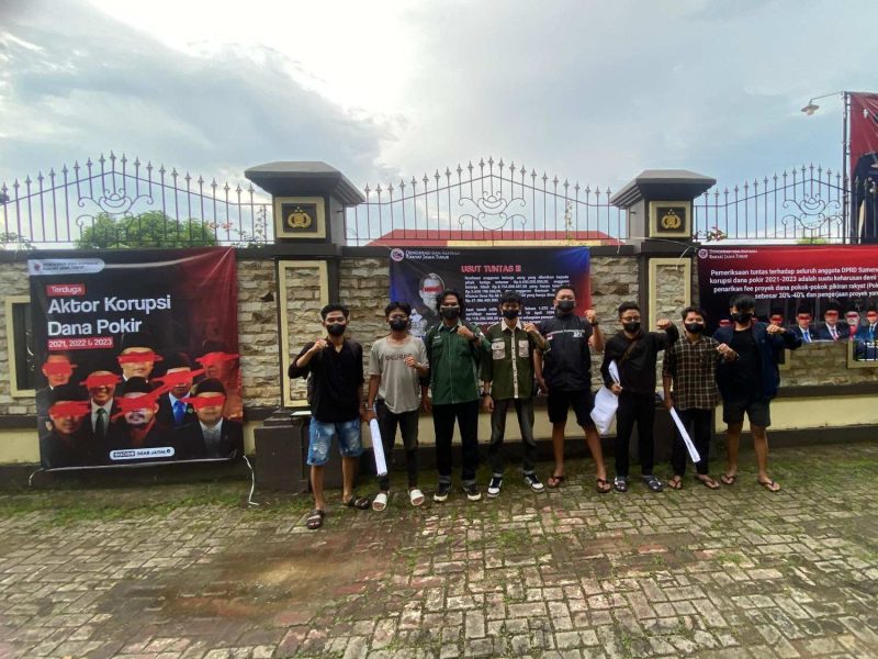 Massa aksi Dear Jatim di depan Mapolres Sumenep.