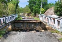 Kondisi jembatan yang ambruk di desa Bringsang, Kecamatan Giligenting, Kabupaten Sumenep.