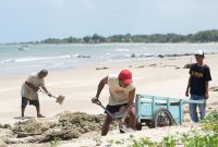 Bentuk kelestarian lingkungan sekaligus kesejahteraan masyarakat pesisir, dengan menanam hexa reef di perairan Pantai Tlangoh, Bangkalan.