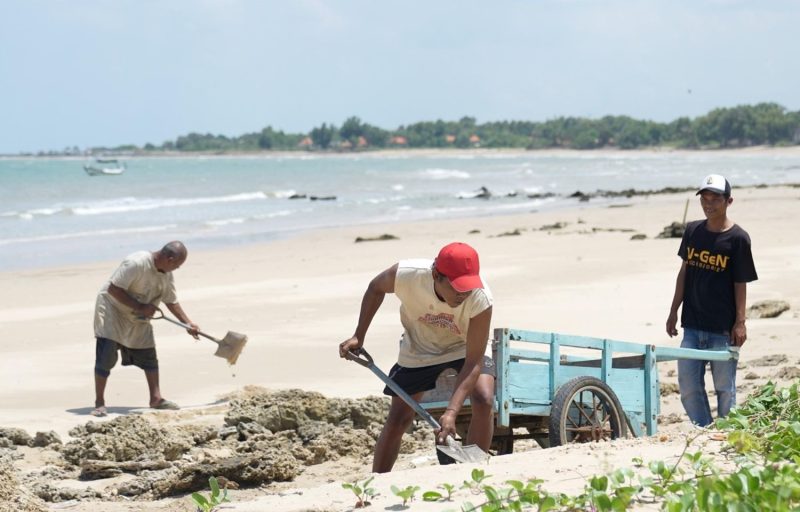Bentuk kelestarian lingkungan sekaligus kesejahteraan masyarakat pesisir, dengan menanam hexa reef di perairan Pantai Tlangoh, Bangkalan.