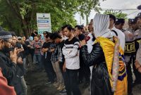 FOTO: Massa aksi yang tergabung dalam Aktivis Perlindungan Perempuan dan Anak saat melakukan demonstrasi di depan Mapolres Sumenep, Senin (29/12/2025).