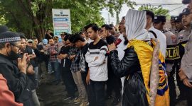 FOTO: Massa aksi yang tergabung dalam Aktivis  Perlindungan Perempuan dan Anak saat melakukan demonstrasi di depan Mapolres Sumenep, Senin (29/12/2025).