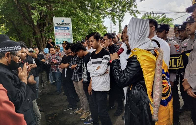 FOTO: Massa aksi yang tergabung dalam Aktivis Perlindungan Perempuan dan Anak saat melakukan demonstrasi di depan Mapolres Sumenep, Senin (29/12/2025).