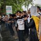 FOTO: Massa aksi yang tergabung dalam Aktivis  Perlindungan Perempuan dan Anak saat melakukan demonstrasi di depan Mapolres Sumenep, Senin (29/12/2025).