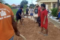 Warga dusun ares temor desa talang swadaya perbaiki jalan rusak (Doc/TimesIn)