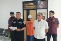 Tersangka MR saat diamankan oleh Polres Pamekasan