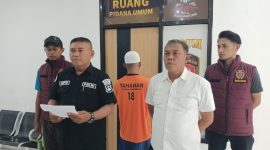 Tersangka MR saat diamankan oleh Polres Pamekasan 