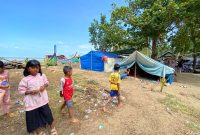 Anak-anak korban terdampak banjir di Aceh mengungsi