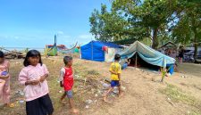 Anak-anak korban terdampak banjir di Aceh mengungsi