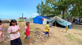 Anak-anak korban terdampak banjir di Aceh mengungsi 