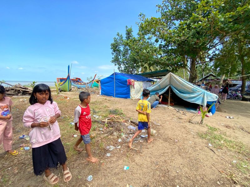 Anak-anak korban terdampak banjir di Aceh mengungsi