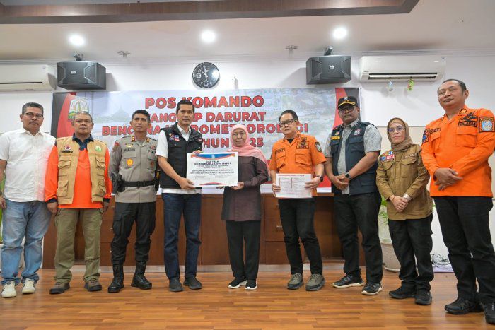 Gubernur Jatim serahkan bantuan untuk korban bencana Aceh (Foto/Pemprov Aceh) 