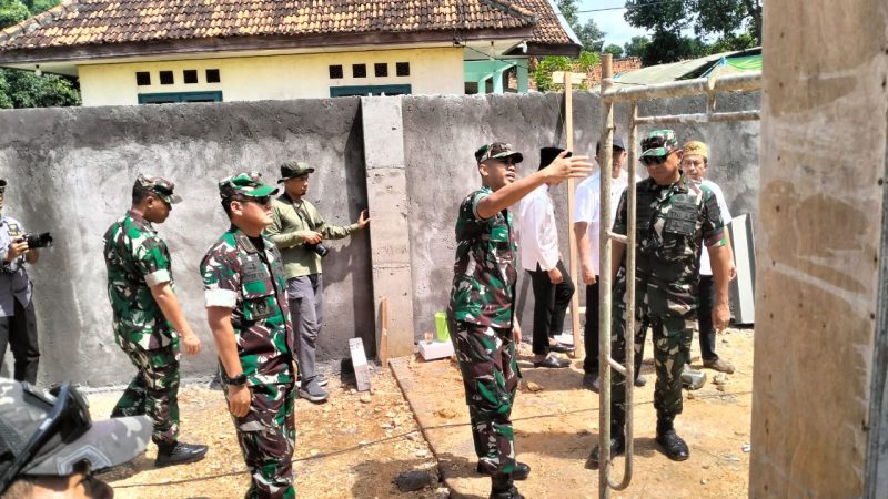 Dandim 0826 Pamekasan saat Mendampingi Danrem 084