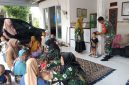 Bhabinsa Koramil 0826-10 Waru saat Mendampingi kegiatan Posyandu 