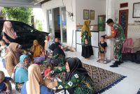 Bhabinsa Koramil 0826-10 Waru saat Mendampingi kegiatan Posyandu 