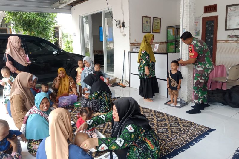 Bhabinsa Koramil 0826-10 Waru saat Mendampingi kegiatan Posyandu