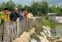 FOTO: Pansus saat meninjau Tambak Udang Desa Pakandangan Tengah yang menimbulkan bau menyengat, serta Tambak Udang Desa Sendang yang diduga beroperasi tanpa izin, Jum'at (12/12/2025).