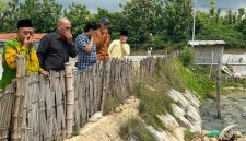 FOTO: Pansus saat meninjau Tambak Udang Desa Pakandangan Tengah yang menimbulkan bau menyengat, serta Tambak Udang Desa Sendang yang diduga beroperasi tanpa izin, Jum'at (12/12/2025).